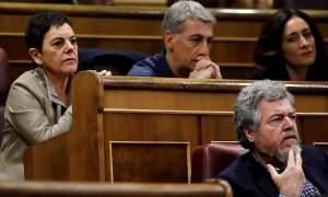 Los diputados de Bildu, Mertxe Aizpurua (i) y Oskar Matute (c), junto al diputado de Unidas Podemos Juan López de Uralde (d). EFE