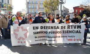 11/01/2020.- Los secretarios generales en Madrid de Comisiones Obreras, Jaime Cedrún (3i), y de UGT, Luis Miguel López Reillo (i), participan en la manifestación convocada por el Comité de Empresa de Telemadrid, este sábado, contra el Gobierno de la presi