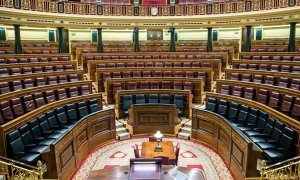 Fotografía facilitada por el Congreso de los Diputados que muestra el hemiciclo con los 23 escaños azules del nuevo Gobierno, colocados este lunes después de que los 22 ministros del gobierno de coalición de PSOE y Unidas Podemos prometieran mantener la "