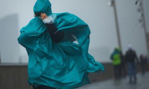 Una persona camina este martes por el paseo marítimo de la Barceloneta | EFE