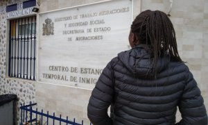 Fatoumata, en la puerta del CETI de Melilla.- ROSA SOTO