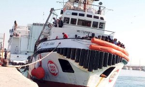 Llegada del barco de Open Arms al puerto italiano Pozzallo este pasado domingo. (GIANFRANCO DI MARTINO | EFE)