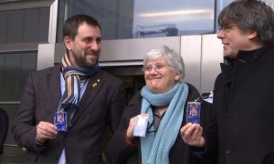 Els eurodiputats Clara Ponsatí, Toni Comín i Carles Puigdemont mostren la seva acreditació a les portes del Parlament Europeu. CCMA