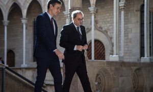 06/02/2020 . El presidente de la Generalitat, Quim Torra,  y el presidente del Gobierno, Pedro Sánchez (izq), a su llegada al Palau de la Generalitat. / EUROPA PRESS