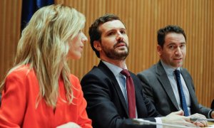 El presidente del PP, Pablo Casado, junto a la portavoz, Cayetana Álvarez de Toledo (i), y el secretario general, Teodoro García Egea (d) , al inicio de la reunión del grupo parlamentario popular en el Congreso, la primera desde la apertura de la Cortes e