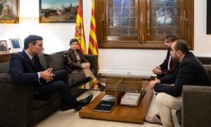 Pedro Sánchez i la delegada del Govern espanyol, Teresa Cunillera, durant la reunió amb els responsables de CCOO i UGT, Javier Pacheco i Camil Ros. EUROPA PRESS/Marc Brugat