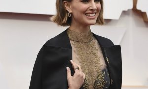 Oscar 2020: El reivindicativo y feminista mensaje de la capa de Natalie Portman