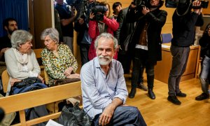 El actor Willy Toledo, sentado en el banquillo de los acusados en el juzgado de lo Penal número 26 de Madrid. / EUROPA PRESS