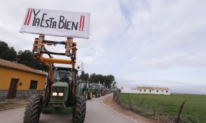 13/02/2020.- Agricultores montados en sus tractores esperan a la entrada de los Llanos de Antequera (Málaga), para revindicar el apoyo al sector primario. EFE/Jorge Zapata