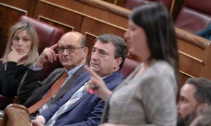 Los diputados del PNV atienden a la intervención de Macarena Olona en el Congreso (EP).