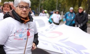 Una de las participantes en la manifestación de la Marea Blanca para defender la sanidad pública en la Comunidad de Madrid, que recorre la ciudad desde el Ministerio de Sanidad hasta la Plaza de Jacinto Benavente, en Madrid (España) a 17 de noviembre de 2