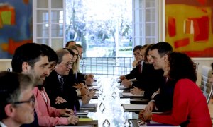 26/02/2020.-  El presidente del Gobierno, Pedro Sánchez (2d) conversa con el presidente de la Generalitat, Quim Torra (4i), en la primera reunión de la mesa de diálogo para solucionar el conflicto político en Catalunya. / EFE