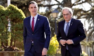 26/02/2020.- El presidente del Gobierno, Pedro Sánchez (izda), recibe al presidente de la Generalitat, Quim Torra, a su llegada a la primera reunión de la Mesa de Diálogo sobre Catalunya. / EFE