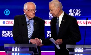 Bernie Sanders y Joe Biden durante el debate en el Gaillard Center de la ciudad de Charleston. - REUTERS