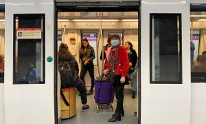 Una mujer con mascarilla en el metro de Barcelona. - REUTERS