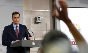 El presidente del Gobierno, Pedro Sánchez, durante la rueda de prensa ofrecida en el Palacio de la Moncloa para hablar de medidas frente al coronavirus. EFE/JAVIER LIZÓN