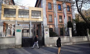 GRAF5327. MADRID, 11/03/2020.- Fachada del colegio público Rufino Blanco en Madrid, donde todos los colegios han cerrado sus puertas este miércoles. La suspensión de clases en las comunidades de Madrid y La Rioja y en las localidades alavesas de Vitoria y