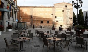 Vista de una terraza en la plaza de San Martín, en el centro de Madrid, completamente vacía. (EFE)
