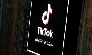 El logotipo de TikTok en una pantalla de Times Square en la ciudad de Nueva York. REUTERS/Andrew Kelly