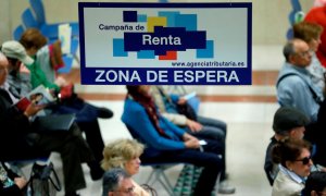 Ciudadanos esperan para ser atendidos en una delegación de la Agencia Tributaria, en la Campaña de la Renta. EFE