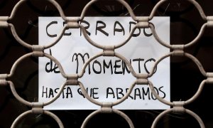 Detalle de un cartel colgado en la fachada de una tienda con el lema "Cerrado de momento hasta que abramos" durante el vigésimo cuarto día del estado de alarma decretado por el Gobierno por la crisis sanitaria del coronavirus. EFE/Kai Försterling