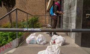 Una voluntaria de la Red de Cuidados Antirracistas lleva comida al domicilio de personas migrantes vulnerables durante el estado de alarma por el coronavirus.-MANU MITRU (CEDIDA)