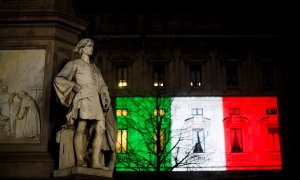 Imagen de una bandera italiana proyectada en Milán. REUTERS