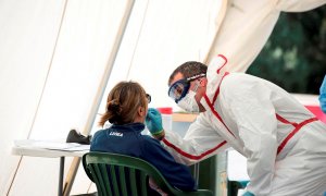 16/04/2020 .- Una mujer se hace un test rápido para detectar el COVID-19 en el centro sanitario Canal Salat, de Ciutadella, Menorca, EFE/David Arquimbau Sintes/Archivo