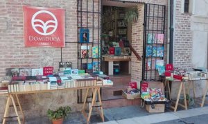 Fachada de la librería Domiduca, en Alcalá de Henares (Madrid).