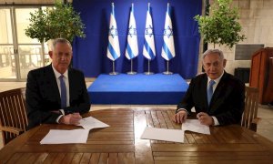 20/04/2020.- El primer ministro israelí, Benjamín Netanyahu (d), firma junto al centrista Beny Gantz (i) el acuerdo alcanzado este lunes mediante el cual Netanyahu seguirá siendo jefe de Gobierno israelí durante el primer año y medio de Ejecutivo unitario