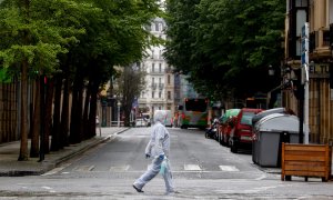 21/04/2020.- Vista de una calle del centro de la capital donostiarra donde la mayoría de los establecimientos se encuentran cerrados por la pandemia. / EFE - JUAN HERRERO