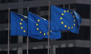 Banderas de la UE en el exterior de la sede de la Comisión Europea, en Bruselas. REUTERS/Yves Herman