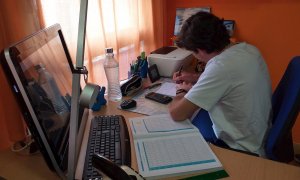 El estudiante prepara en su casa sus exámenes de EBAU. EFE/Marta Monzón