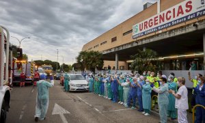 Bomberos, miembros de GEACAM y Cruz Roja y trabajadores del Hospital de Talavera rompen en aplausos tras el minuto de silencio que han guardado por las victimas de COVID19. /EFE