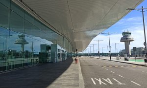 L'entrada de la T1 de l'aeroport del Prat buida, sense cap taxi ni cap cotxe, duran el confinament per la crisi del coronavirus. Maria Rubio