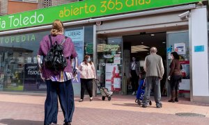 Varias personas hacen cola en una farmacia en Murcia. EFE/Marcial Gullén