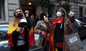 Vecinas del madrileño barrio de Salamanca participan en una protesta contra el Gobierno por su gestión en la crisis del coronavirus, ayer en Madrid. EFE/Rodrigo Jiménez