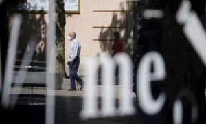 Un hombre mayor pasea protegido con su mascarilla por el centro de Córdoba donde hay un poco más de movimiento de personas por la aperturas de diferentes comercios, en la fase 1 de la desescalada en el estado de alarma por la crisis sanitaria de la COVID-