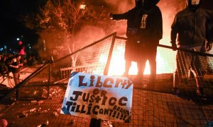 Protestas por tercera noche consecutiva en Mineápolis tras la muerte del afroamericano George Floyd.  EFE / CRAIG LASSIG