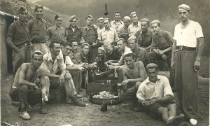 Luis Ortiz Alfau (señalado en el centro), con otros trabajadores forzados. ARCHIVO DE LUIS ORTIZ ALFAU