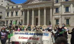 Una representación de las trabajadoras de hogar y cuidados a las puertas del Congreso de los Diputados / ASOCIACIONES DE TRABAJADORAS DE HOGAR Y CUIDADOS