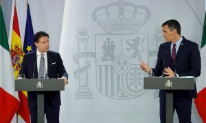 08/07/2020.- El presidente del Gobierno, Pedro Sánchez (d) y el primer ministro italiano, Giuseppe Conte (i) durante la rueda de prensa conjunta tras su encuentro en el Palacio de la Moncloa, este miércoles. EFE/ Chema Moya