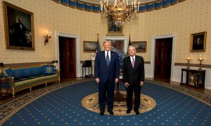 Fotografía cedida este miércoles por la presidencia de México del presidente de Estados Unidos, Donald Trump y del presidente mexicano, Andrés Manuel López Obrador, durante su encuentro en el Cross Hall de la Casa Blanca en Washington, Estados Unidos. EFE