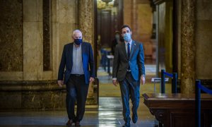 El líder del grup municipal d'ERC a Barcelona, Ernest Maragall, i el president del Parlament, Roger Torrent, al Parlament de Catalunya moments abans de comparèixer en una roda de premsa per valorar l'espionatge polític del qual han estat víctimes. ERC