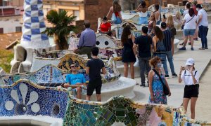 Varios visitantes en el parque Güell de Barcelona este sábado. EFE/Alejandro García