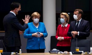 Mark Rutte, Angela Merkel, Ursula von der Leyen y  Emmanuel Macron, reunidos en Bruselas. EFE.