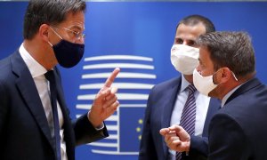 El primer ministro de los Países Bajos, Mark Rutte, conversa con el primer ministro de Luxemburgo, Xavier Bettel, durante la cumbre de la UE.- AFP