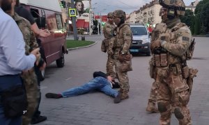 Policías ucranianos detienen al supuesto secuestrador. - EFE