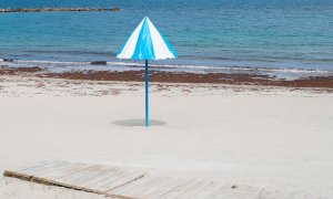 Vista de una playa vacía en el pueblo de Burela, Lugo. EFE/ Eliseo Trigo/Archivo