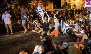 Pie de Foto: 24 July 2020, Israel, Jerusalem: Israelis take part in a protest against Israeli Prime Minister Benjamin Netanyahu near his residence in Jerusalem. Netanyahu has been indicted for bribery, fraud and breach of trust in several cases but denies